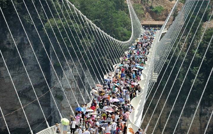 สะพานท้องกระจกสูงที่สุดในโลกเปิดให้พิสูจน์ความระทึกแล้ว ผู้คนแห่เดินข้ามคับคั่ง 
