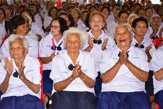 ตายายคึกคัก ! เปิดโรงเรียนผู้สูงอายุที่อุดรฯ พบนักเรียนอายุมากสุด 87 ปี