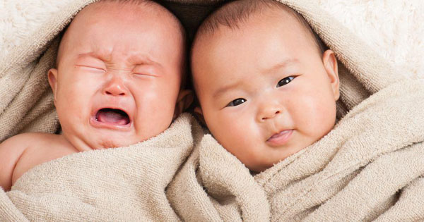คู่แฝดโตมารูปร่างหน้าตาไร้ความเหมือน ญาติจี้ตรวจดีเอ็นเอเลยโป๊ะแตก เป็นแฝดคนละพ่อ !