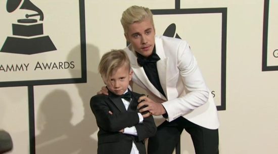 จัสติน บีเบอร์ กับน้องชายบนพรมแดงงาน Grammy Awards 2016