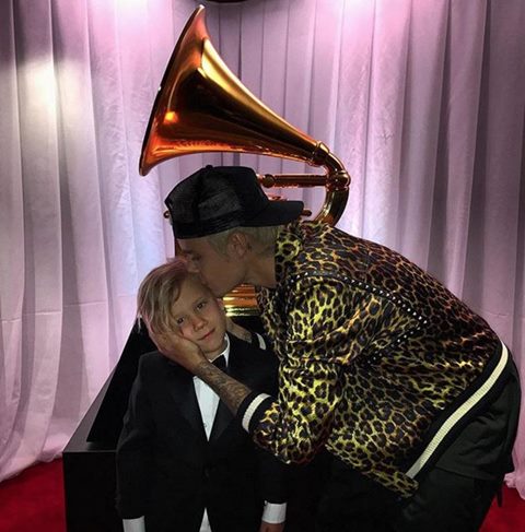 จัสติน บีเบอร์ กับน้องชายบนพรมแดงงาน Grammy Awards 2016
