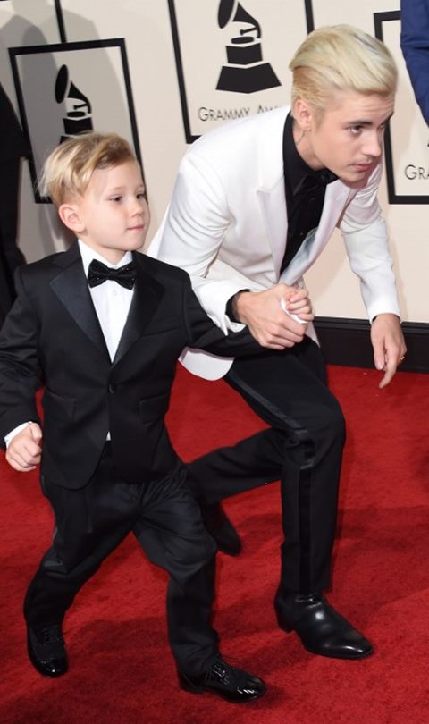 น่ารักสุด ๆ จัสติน บีเบอร์ กับน้องชายบนพรมแดงงาน Grammy Awards 2016