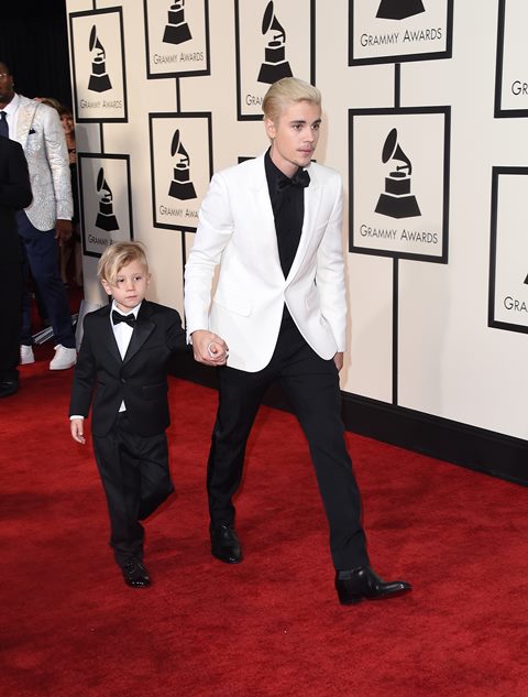 น่ารักสุด ๆ จัสติน บีเบอร์ กับน้องชายบนพรมแดงงาน Grammy Awards 2016