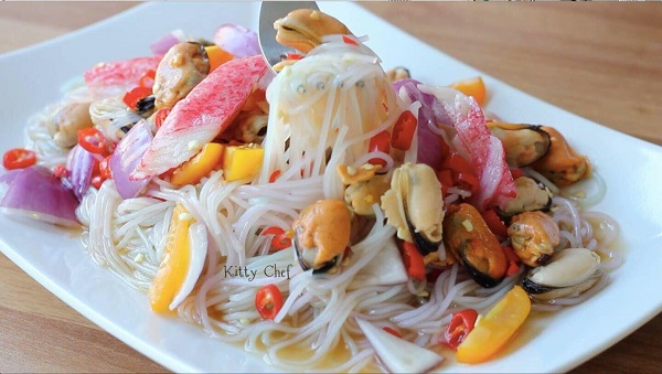 ยำขนมจีนหอยแมลงภู่กับปูอัด