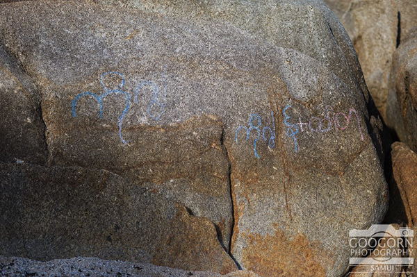 เอาอีกแล้ว ! มนุษย์มือบอน เขียนบอกรักบนหินตาหินยาย คาดเป็นภาษาพม่า