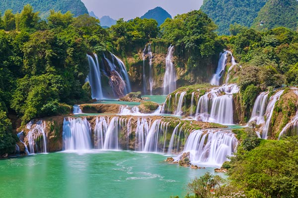 น้ำตกเต๋อเทียน พรมแดนจีน-เวียดนาม งดงามอลังการท่ามกลางธรรมชาติ