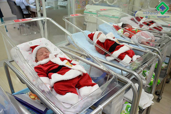 ทารกน้อยแต่งชุดซานต้า-ซานตี้ ต้อนรับคริสต์มาส