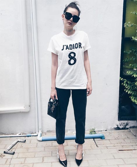 เสื้อยืดสีขาว เสื้อยืดสีขาว