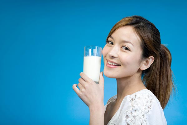 ประโยชน์ของการดื่มนมก่อนนอน ดื่มอะไรก่อนนอนดี