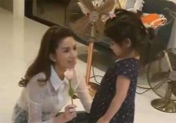 รักบริสุทธิ์..น้องมะลิ ให้กุหลาบ แม่โบว์ และให้ พ่อปอ หน้ารูป ในวันวาเลนไทน์ รักบริสุทธิ์..น้องมะลิ ให้กุหลาบ แม่โบว์ และให้ พ่อปอ หน้ารูป ในวันวาเลนไทน์