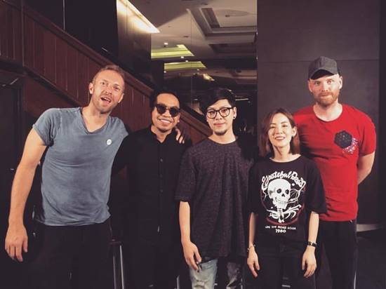 ทอม Room39 สุดปลื้ม ได้ใกล้ชิดและสัมภาษณ์วง Coldplay ก่อนขึ้นคอนเสิร์ต