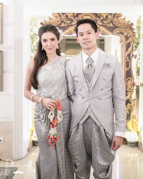 ศรีริต้า สวยสง่าในชุดไทย ถ่ายรูปคู่ กรณ์ ณรงค์เดช 