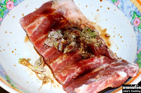 ซี่โครงหมูอ่อนย่างกระเทียม