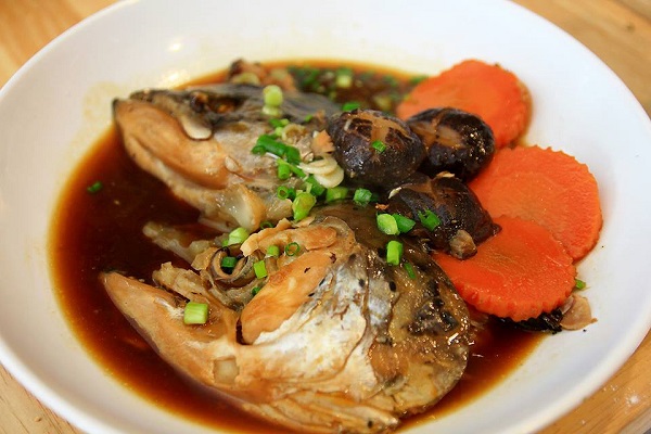 หัวปลาแซลมอนต้มซีอิ๊ว