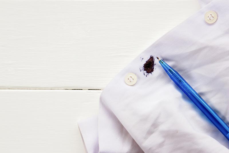 10 วิธีซักคราบหมึกปากกาบนเสื้อ ให้หมดจดแบบง่ายดาย
