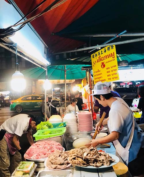 อาหารริมทางและวัฒนธรรมการกินในร้านอาหารไทย