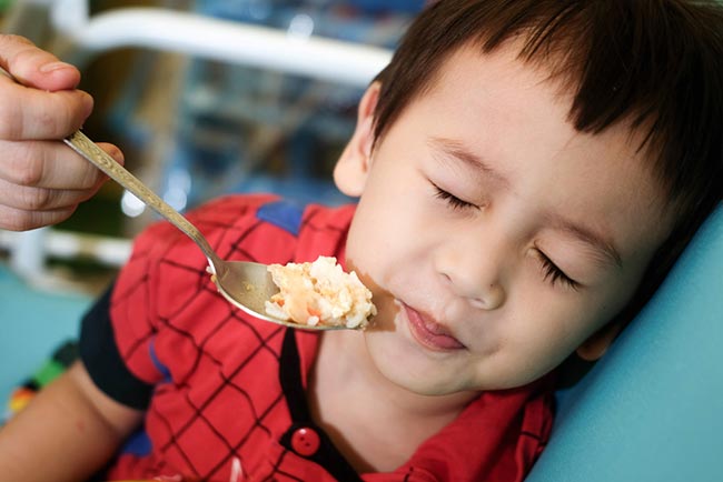 ลูกไม่ยอมกินข้าว ทำไงดี ? 8 วิธีฝึกลูกกินข้าวง่าย ๆ จบปัญหากลุ้มใจคุณแม่