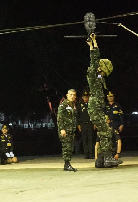 รัชกาลที่ 10 ทรงฉายพระรูปร่วมกับ เจ้าคุณพระสินีนาฏ พิลาสกัลยาณี