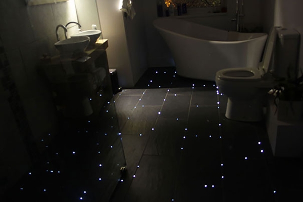 ว้าว ! พื้นห้องน้ำเรืองแสงสุดเจ๋ง เหมือนอาบน้ำกลางหมู่ดาว 
