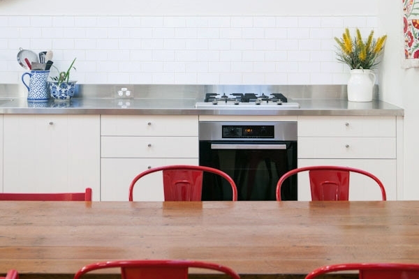 ห้องครัวสีแดงแสนชิค สวยแซบแบบง่าย ๆ
