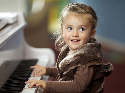 มินิโมสาร์ท! เด็กอังกฤษ 2 ขวบ ลาวิเนีย รามิเรซ ฉายแววนักเปียโนระดับโลก