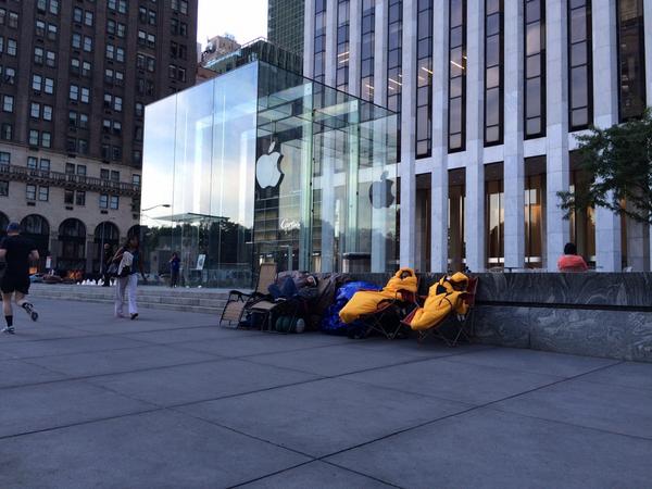 สาวกแอปเปิลปักหลักรอซื้อ iPhone 6 ก่อนขายจริง 2 สัปดาห์