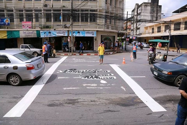 กระบี่เป็นปลื้ม ภาพม้าลายบนทางข้ามถนนที่แรกของไทย
