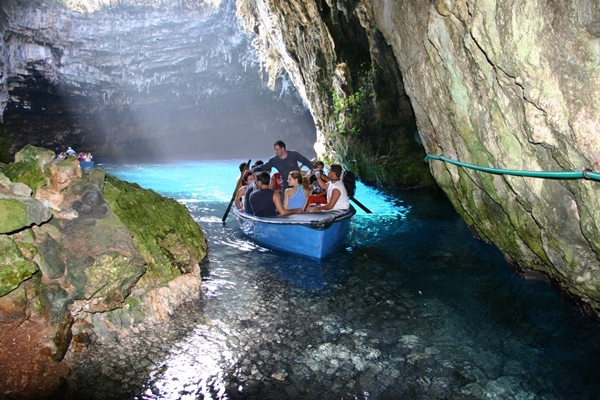 ถ้ำเมลิสซานี บนเกาะเซฟาโลเนีย ประเทศกรีซ 