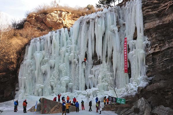 จีนแห่ปีนน้ำตกในกรุงปักกิ่ง หลังหนาวจัดจนกลายเป็นน้ำแข็ง