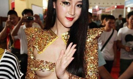 ล่าสุด สาวหวู ซีเอ๋อ นางแบบแหวกเต้าชาวจีน เบอร์ 2 รองจากกาน ลูลู่ ก็ได้สร้างความฮือฮาชวนหวาดเสียวอีกครั้ง