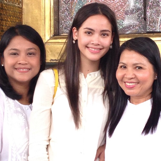 ญาญ่า อุรัสยา ชวนคุณแม่ปลา คุณแม่แก้ว ถวายเทียนพรรษาที่วัดพระแก้ว