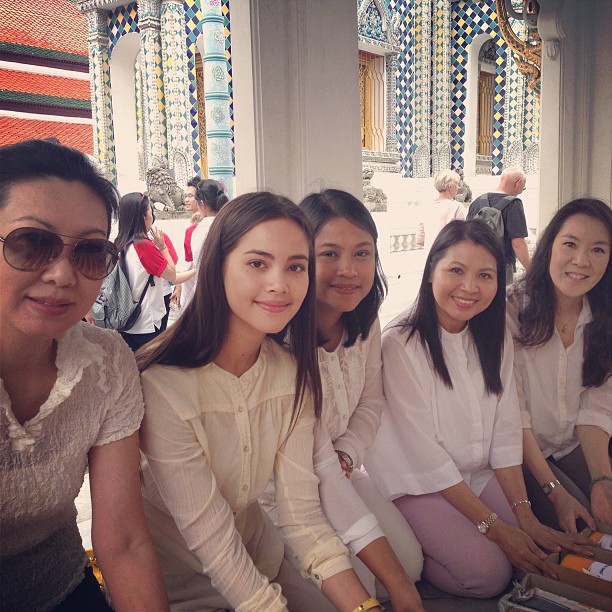 ญาญ่า อุรัสยา ชวนคุณแม่ปลา คุณแม่แก้ว ถวายเทียนพรรษาที่วัดพระแก้ว