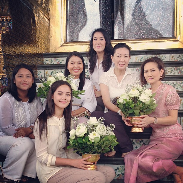 ญาญ่า อุรัสยา ชวนคุณแม่ปลา คุณแม่แก้ว ถวายเทียนพรรษาที่วัดพระแก้ว