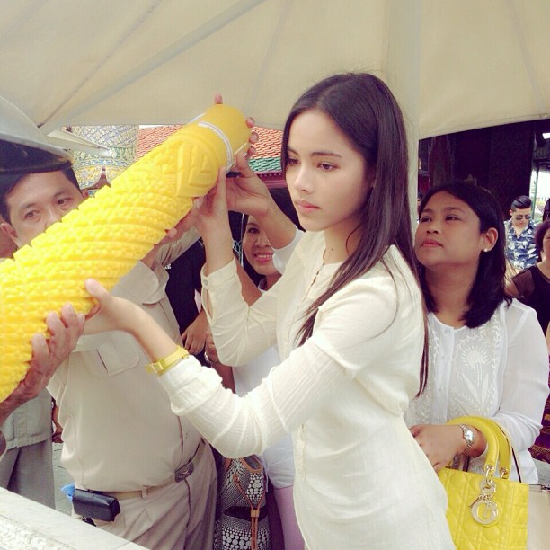 ญาญ่า อุรัสยา ชวนคุณแม่ปลา คุณแม่แก้ว ถวายเทียนพรรษาที่วัดพระแก้ว