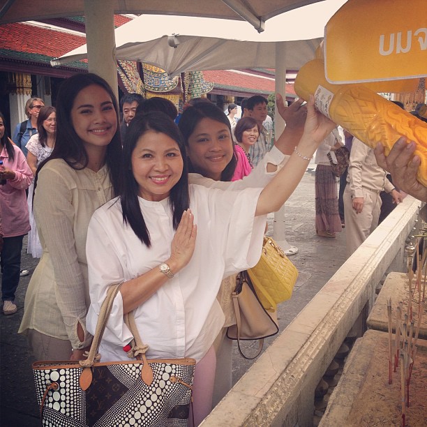 ญาญ่า อุรัสยา ชวนคุณแม่ปลา คุณแม่แก้ว ถวายเทียนพรรษาที่วัดพระแก้ว