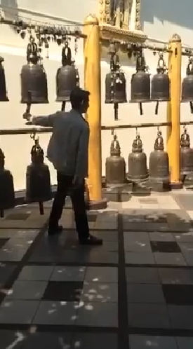 คลิปนักท่องเที่ยวจีนยกเท้าถีบระฆังวัดพระธาตุดอยสุเทพ