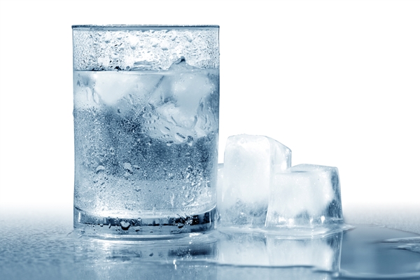 ช้าก่อน ดื่มน้ำเย็น ก่อมะเร็งได้จริงหรือ? 