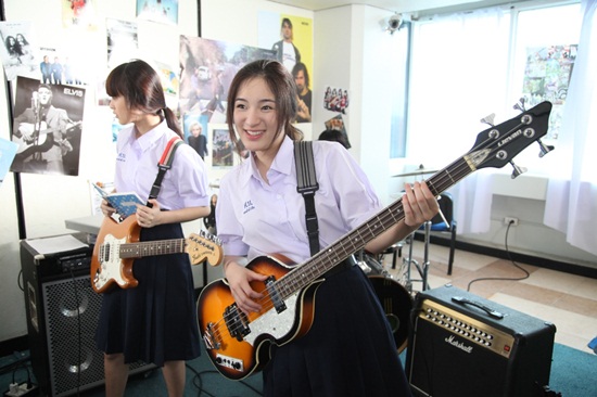 แพรว คณิตกุล รับบท ครูสอนดนตรี คว้า ปันปัน ย้อนวัย สื่อรักสดใสในมิวสิค จิ๊กซอว์