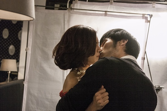 ภัทร สุดเขิน โดน ก้อย เปิดซิงจูบแรก ใน MV เพลง ไม่อยู่ในสายตา