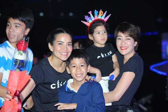 ขนนกกับดอกไม้