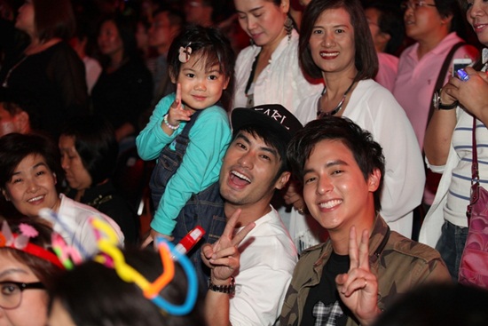 ขนนกกับดอกไม้
