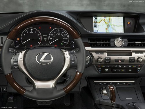 Lexus ES 350 รุ่นปี 2013 สปอร์ตซีดานสุดหรู นวัตกรรมความปลอดภัยเป็นเลิศ
