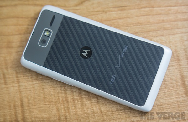 ลือ! Moto X สามารถเลือกสีหลังเครื่องได้ และสลักชื่อ/ข้อความได้ด้วย