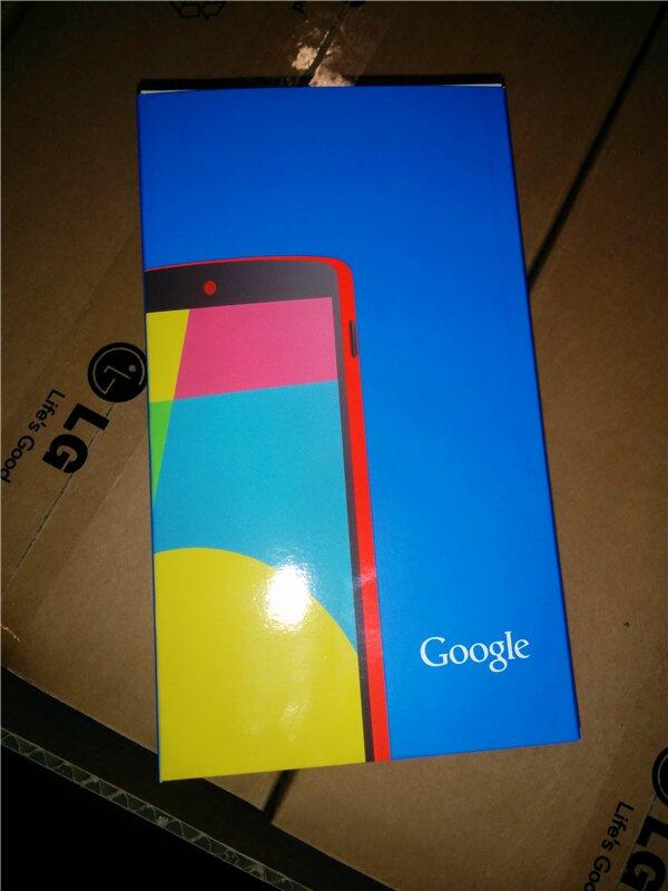 หลุดภาพตัวเครื่องและแพ็คเกจ Nexus 5 สีแดงแบบชัด ๆ