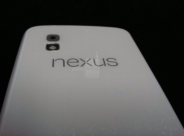 หลุด! ภาพ Nexus 4 ฝาหลังสีขาวแบบตัวเป็น ๆ