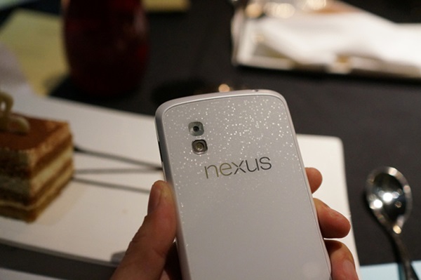 หลุด! ภาพ Nexus 4 ฝาหลังสีขาวแบบตัวเป็น ๆ