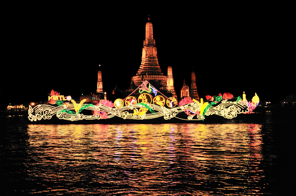 สีสันแห่งสายน้ำ มหกรรมลอยกระทง กรุงเทพมหานคร 2556