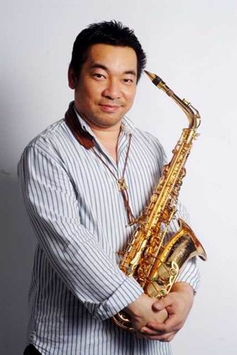 โก้ MR. Saxman