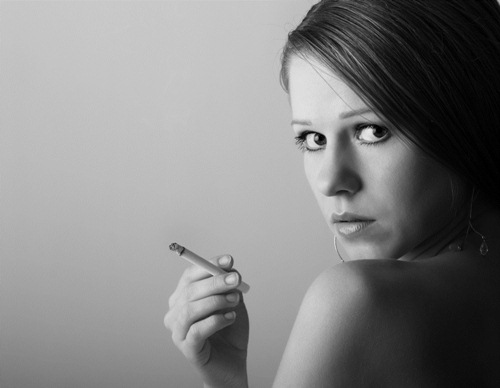 ผู้หญิง สูบบุหรี่