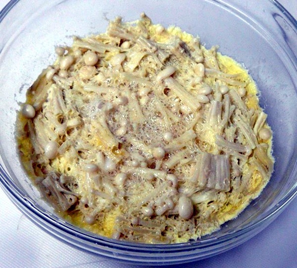   ไข่เจียวเห็ดเข็มทองไมโครเวฟ แค่ 2 นาทีก็อร่อยได้